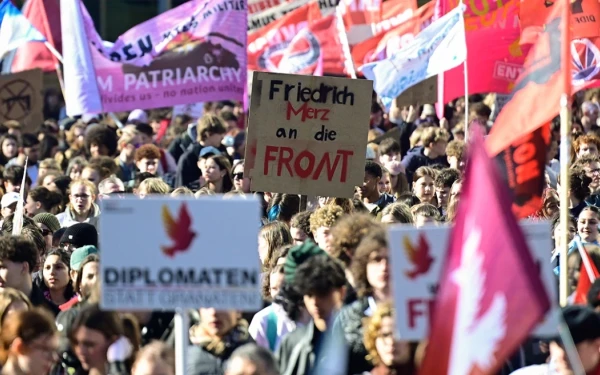 Γερμανία: Χιλιάδες μαθητές διαδηλώνουν κατά της στρατιωτικής θητείας