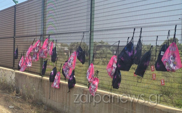 Σούδα: Παιδιά κρέμασαν 168 σχολικές τσάντες στην περίφραξη της αμερικανικής βάσης - Όσα και τα παιδιά που σκοτώθηκαν σε σχολείο του Ιράν (βίντεο)