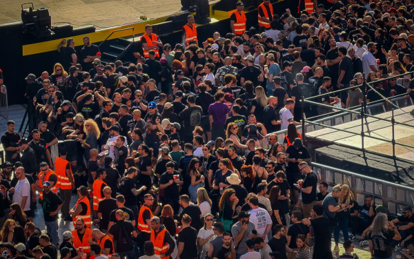 Metallica: Ξεκίνησε η συναυλία στο ΟΑΚΑ με τα πρώτα συγκροτήματα