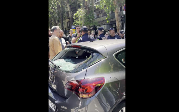 Βελιγράδι: Αυτοκίνητο εμβόλισε φοιτητική συγκέντρωση – Τραυματίστηκε 90χρονος (βίντεο)