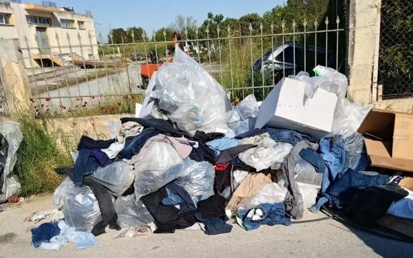 Δήμος Θέρμης: Πρόστιμο 500 ευρώ σε πολίτη που που πέταξε 200 κιλά ρούχα δίπλα σε κάδο