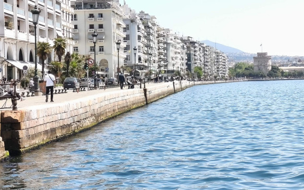 Ξύλινο Ντεκ: Ένας «εξώστης» πάνω στη θάλασσα αλλάζει την εικόνα της Παλαιάς Παραλίας