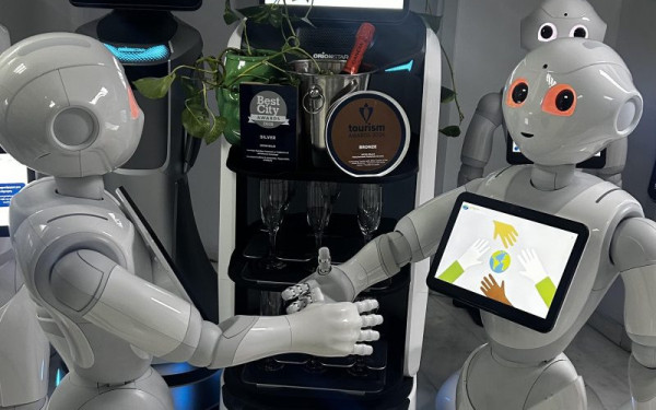 Το ρομπότ Pepper από τη Θεσσαλονίκη φέρνει την καινοτομία στη θεατρική σκηνή της Αθήνας