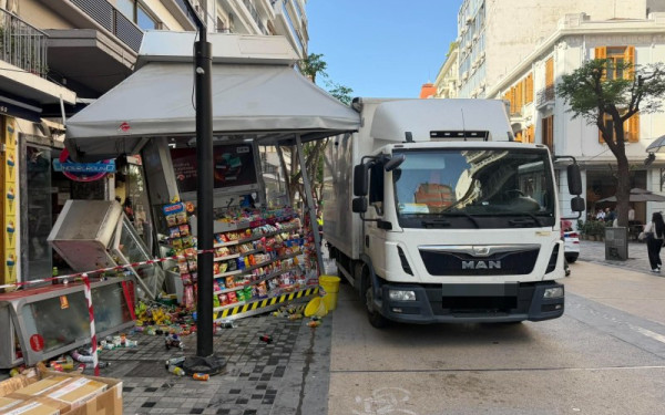 Θεσσαλονίκη: Φορτηγό «καρφώθηκε» σε περίπτερο στον πεζόδρομο της Αγίας Σοφίας - Δεν τραυματίστηκε κανείς