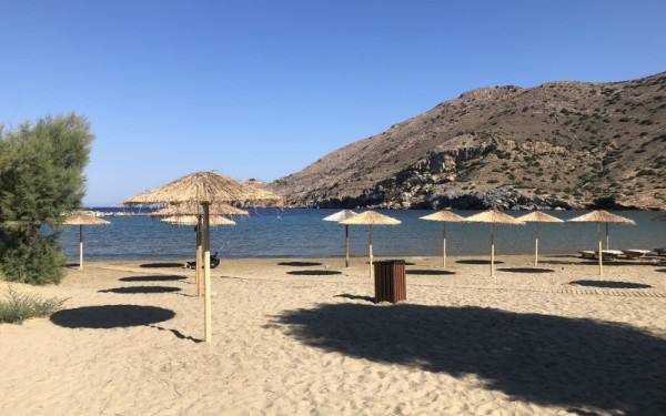 Η Σύρος ανοίγει τις παραλίες της σε όλους: Δωρεάν ομπρέλες και πλήρης προσβασιμότητα για κάθε επισκέπτη