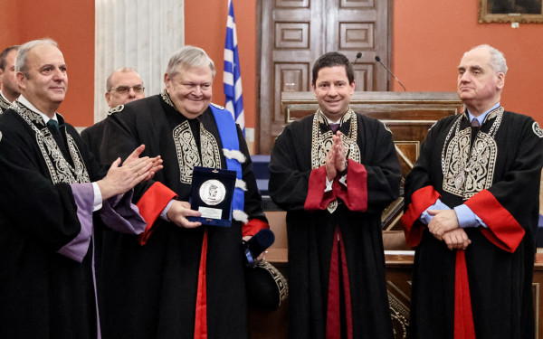 Επίτιμος Διδάκτωρ του ΕΚΠΑ ο Ευάγγελος Βενιζέλος: Μήνυμα για την Τεχνητή Νοημοσύνη και τη Δημοκρατία