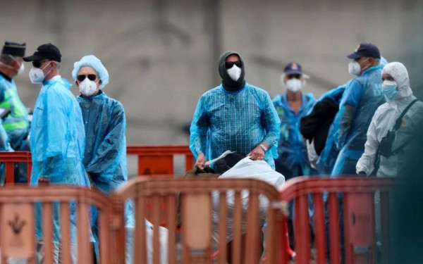 Χανταϊός: Οι πρώτες φωτογραφίες από τους επιβάτες του κρουαζιερόπλοιου MV Hondius μετά την αποβίβαση