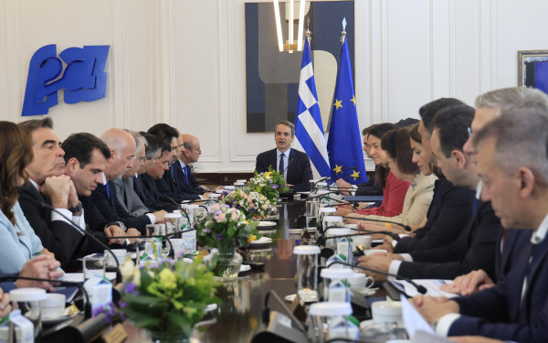 Υπουργικό Συμβούλιο: Ισότητα αμοιβών, «Ελληνικό AI Act», επενδύσεις και επαναδιορισμός Στουρνάρα τα κεντρικά θέματα