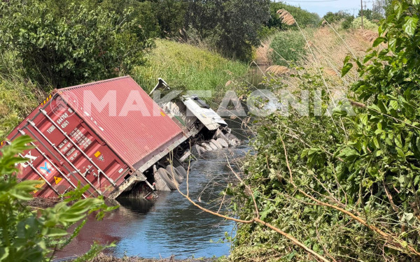 Θεσσαλονίκη: Εξετράπη νταλίκα σε ρέμα στην εθνική οδό Θεσσαλονίκης-Αθηνών - Απεγκλωβίστηκε μόνος του ο οδηγός