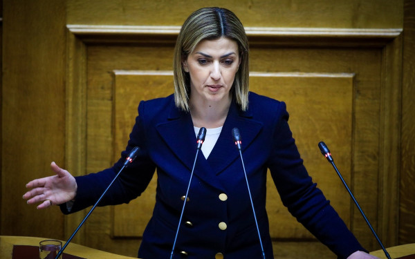 Αδιαθεσία για την Αγαπηδάκη στη Βουλή - Μεταφέρθηκε στο ιατρείο με χαμηλό οξυγόνο