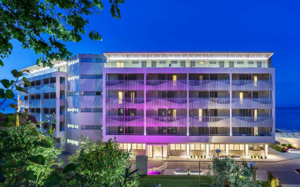 Ammon Zeus Luxury Beach Hotel 5*: Ένα ξενοδοχείο-σύμβολο στην καρδιά της Καλλιθέας, με θέα το απέραντο γαλάζιο και ρίζες που χάνονται στους αιώνες