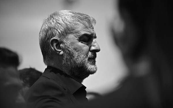 «Πόσο μικρός είμαι μπροστά σου, να είσαι σίγουρη ότι πάλι εσένα θα ερωτευόμουν» - Ο συγκλονιστικός επικήδειος του Δέλλα
