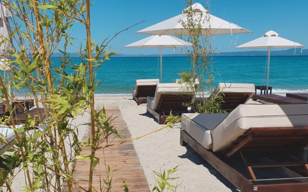 «Fiki Beach Bar & Restaurant»: Ένας lounge καλοκαιρινός προορισμός για μπάνιο, καλό φαγητό και δροσερά cocktails
