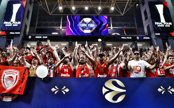 Φάιναλ φορ Euroleague: Κοκκίνισε από τους οπαδούς του Ολυμπιακού το ΟΑΚΑ - Παρών και ο Νίκος Γκάλης (βίντεο)