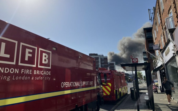 Βρετανία: Μεγάλη πυρκαγιά ξέσπασε σε υπεραγορά κόσερ - Στο στόχαστρο επιθέσεων κατά της εβραϊκής κοινότητας το Λονδίνο (βίντεο)