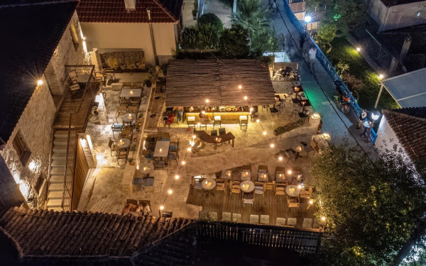 Ginger Bar: Το cocktail spot της Αφύτου με θέα, μουσική και ξεχωριστά vibes