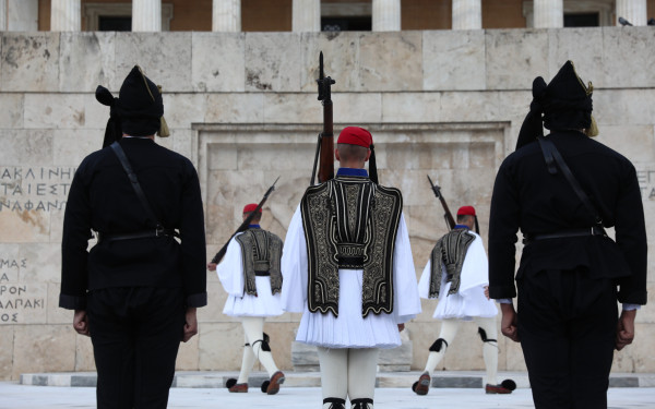 Ρίγη συγκίνησης στο Σύνταγμα: Εύζωνες με την παραδοσιακή στολή των Ποντίων τίμησαν τα θύματα της Γενοκτονίας