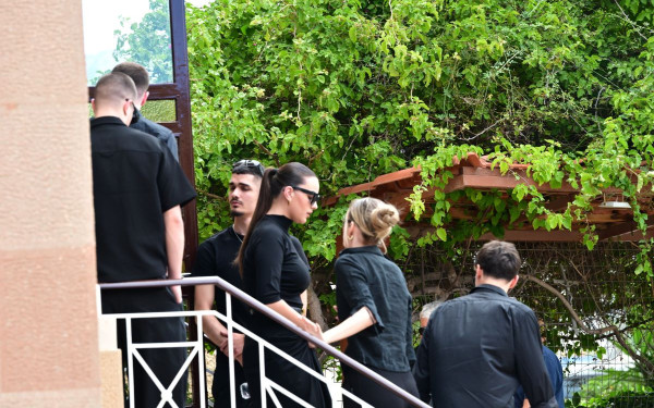 Συγγενείς και φίλοι λένε το τελευταίο αντίο στην Γωγώ Μαστροκώστα