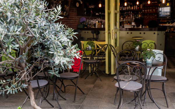 Στο γοητευτικό κι αγαπησιάρικο Lena's Bistro οι πελάτες είναι προσεχώς φίλοι