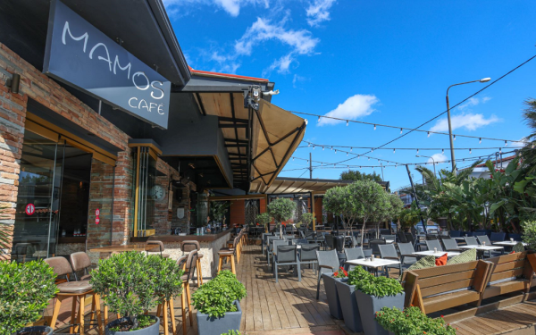 MAMOS Cafe & Cocktail Bar: Το all day αγαπημένο στέκι στο Πευκοχώρι Χαλκιδικής