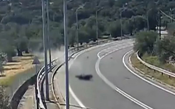 Λέσβος: Καρέ-καρέ η μοιραία εκτροπή της μηχανής που στοίχισε τη ζωή σε δύο νεαρούς - Προσέκρουσε σε κράσπεδο και κολόνα