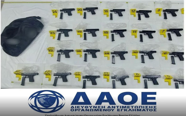 Στα χέρια της ΕΛ.ΑΣ δύο Τούρκοι για διακίνηση όπλων - Έκρυβαν στο αμάξι σάκο με 25 πιστόλια