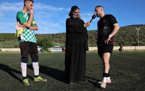 Μυτιλήνη: Ο ιερέας σπορτκάστερ - «Η Εκκλησία βρίσκεται κοντά στον αθλητισμό», λέει ο παπα-Γρηγόρης