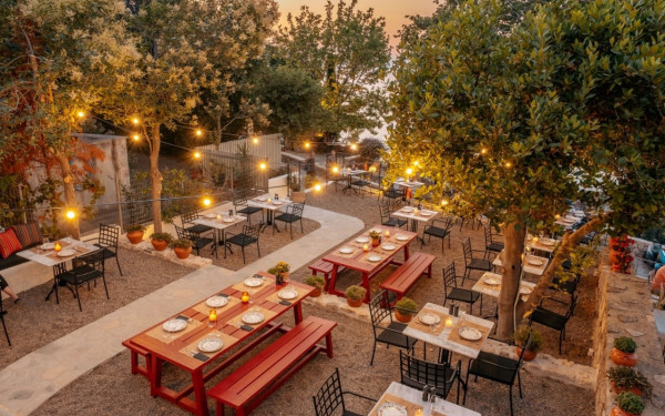 Philema Afitos Restaurant: Η νέα γαστρονομική άφιξη με θέα που κόβει την ανάσα