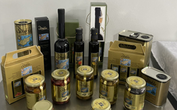 Κυπριακές φάρμες καινοτομούν στην γεωργία - Ελαιόδεντρα 700 ετών και αυγά από κότες με... χαμηλό στρες