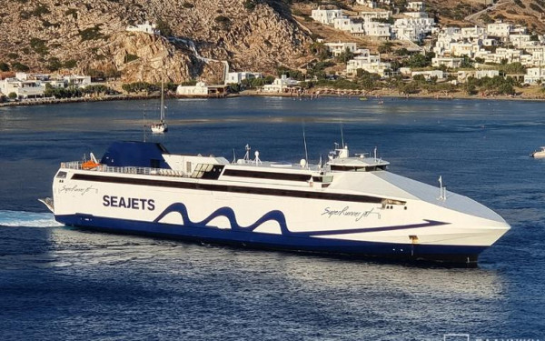 Πάρος: Προσωρινή απαγόρευση απόπλου για το Superrunner Jet μετά από πρόσκρουση στην προβλήτα