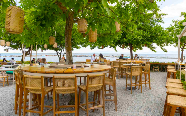 Tarde: Το νέο seaside στέκι της Επανομής που συνδυάζει θέα, γεύσεις και διασκέδαση