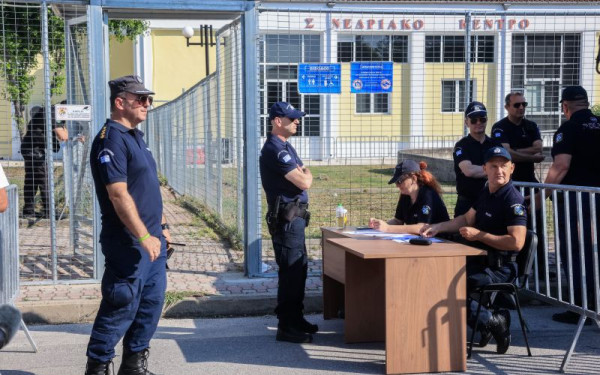 Τέμπη: Έναρξη της δίκης με 6 από τους 36 κατηγορούμενους παρόντες και συγγενείς στο ακροατήριο