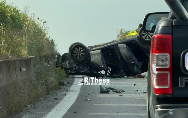 Θεσσαλονίκη: Σύγκρουση δύο οχημάτων στην Εθνική Οδό Θεσσαλονίκης - Μουδανιών - Κυκλοφοριακό κομφούζιο προς Χαλκιδική (βίντεο)