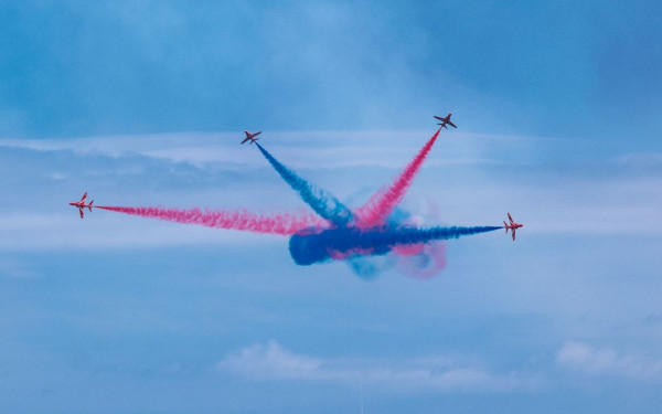 Μάχη της Κρήτης: Έκλεψαν τις εντυπώσεις οι "Red Arrows" με τους ελιγμούς τους - Δείτε εικόνες από τις εκδηλώσεις μνήμης στα Χανιά