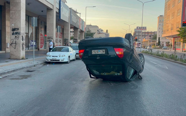 Θεσσαλονίκη: Αυτοκίνητο προσέκρουσε σε σταθμευμένα οχήματα και ανατράπηκε στη Μοναστηρίου