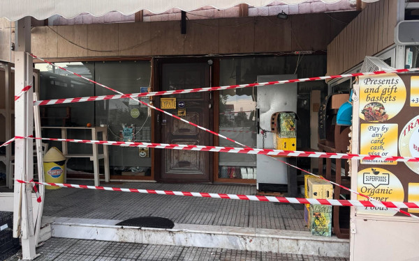 Θεσσαλονίκη: Αυτοκίνητο «καρφώθηκε» στο προαύλιο παντοπωλείου στους Νέους Επιβάτες - Στο νοσοκομείο ο ιδιοκτήτης