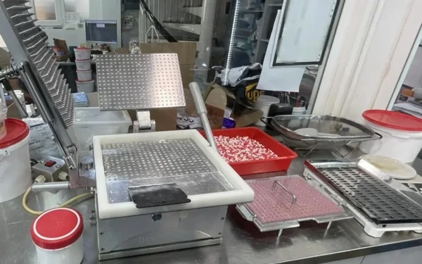 «Φαρμακείο» στο Χαλάνδρι παρασκεύαζε επικίνδυνα χάπια αδυνατίσματος και ντόπινγκ - 14 συλλήψεις (βίντεο)