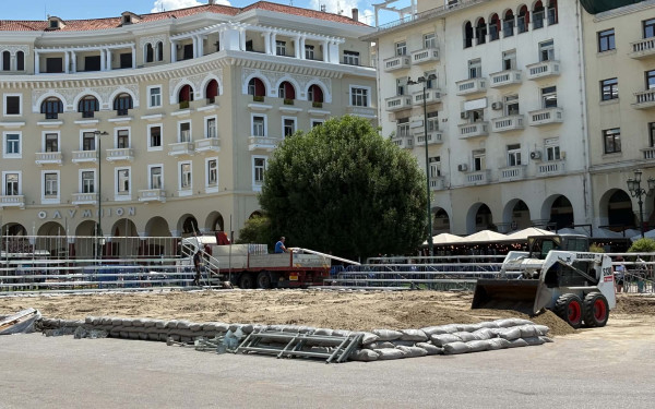 Θεσσαλονίκη: Η πλατεία Αριστοτέλους «ντύνεται» στα λευκά της άμμου και φιλοξενεί το μεγάλο ραντεβού του beach volley