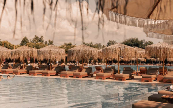 Calma: Η απόλυτη premium καλοκαιρινή εμπειρία pool bar στα Λουτρά Λαγκαδά