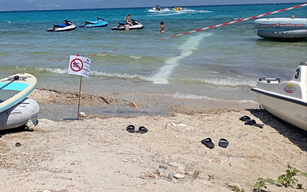 Χαλκιδική: Απαγόρευση κολύμβησης στο Πευκοχώρι μετά από θραύση αγωγού λυμάτων