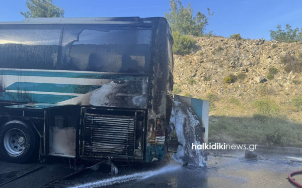 Φωτιά σε λεωφορείο των ΚΤΕΛ Χαλκιδικής - Είχε μέσα 15 επιβάτες