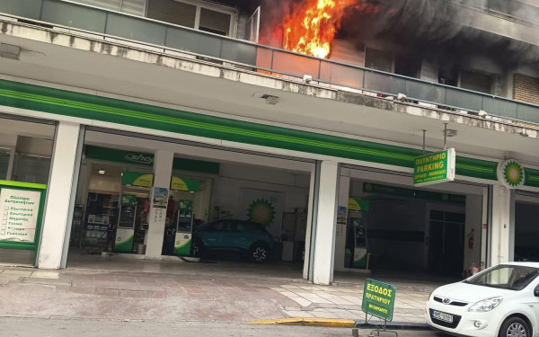 Θεσσαλονίκη: Φωτιά σε διαμέρισμα στην Λεωφόρο Στρατού - Τουλάχιστον 15 πυροσβέστες στο σημείο