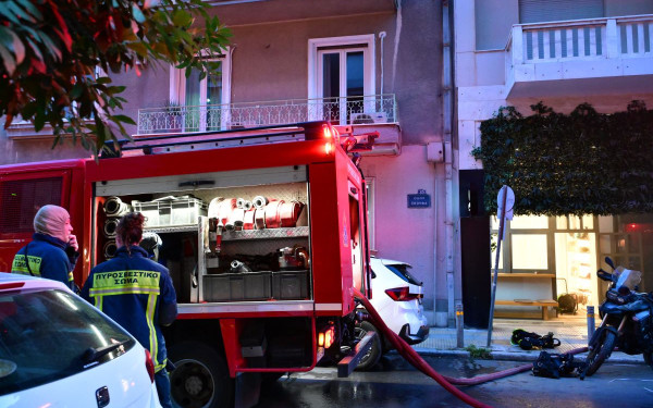 Αθήνα: Στις φλόγες διαμέρισμα στον Κορυδαλλό - Εγκλωβισμένος ένας άνδρας (βίντεο)