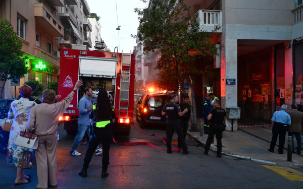 Συναγερμός στο Κολωνάκι: Φωτιά σε υπόγειο αποθήκης καταστήματος