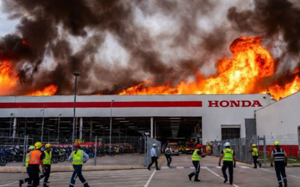 Στις φλόγες εργοστάσιο της Honda στη Βαρκελώνη - Απομακρύνθηκαν 150 εργαζόμενοι (βίντεο)