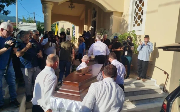 Καλαμάτα: Το τελευταίο «αντίο» στην 39χρονη Βασιλική που δολοφονήθηκε από τον σύζυγό της
