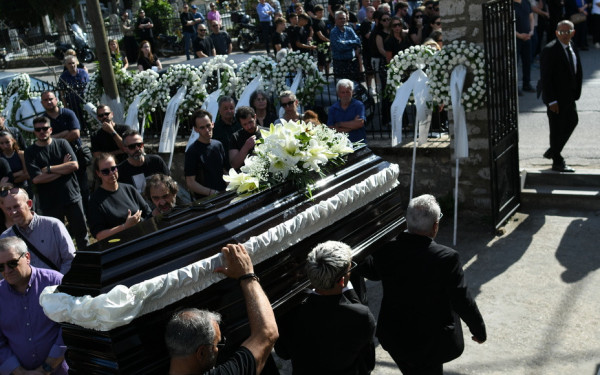 Φίλοι και συγγενείς είπαν το τελευταίο «αντίο» στον Μάριο Οικονόμου