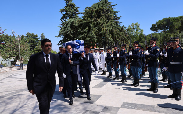 To «τελευταίο αντίο» στον πρώην υπουργό Γιώργο Σουφλιά: Πλήθος κόσμου και πολιτικών στην εξόδιο ακολουθία