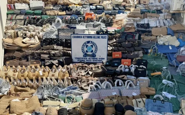 «Μαϊμού» πολυτέλεια στη Μύκονο: Εξαρθρώθηκε κύκλωμα Σενεγαλέζων που πουλούσε είδη σε κοσμικές παραλίες