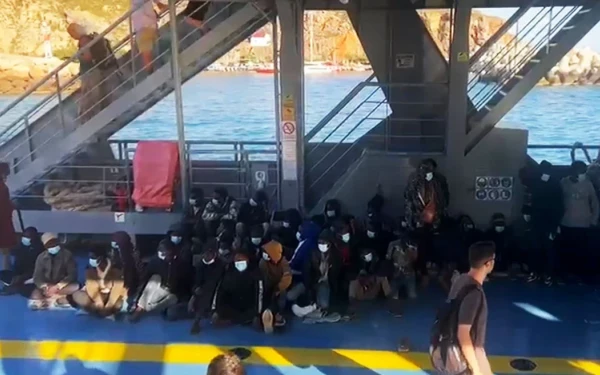 Παράνομοι μετανάστες μεταφέρονται με το πλοίο της γραμμής από τη Γαύδο προς τα Σφακιά (βίντεο)